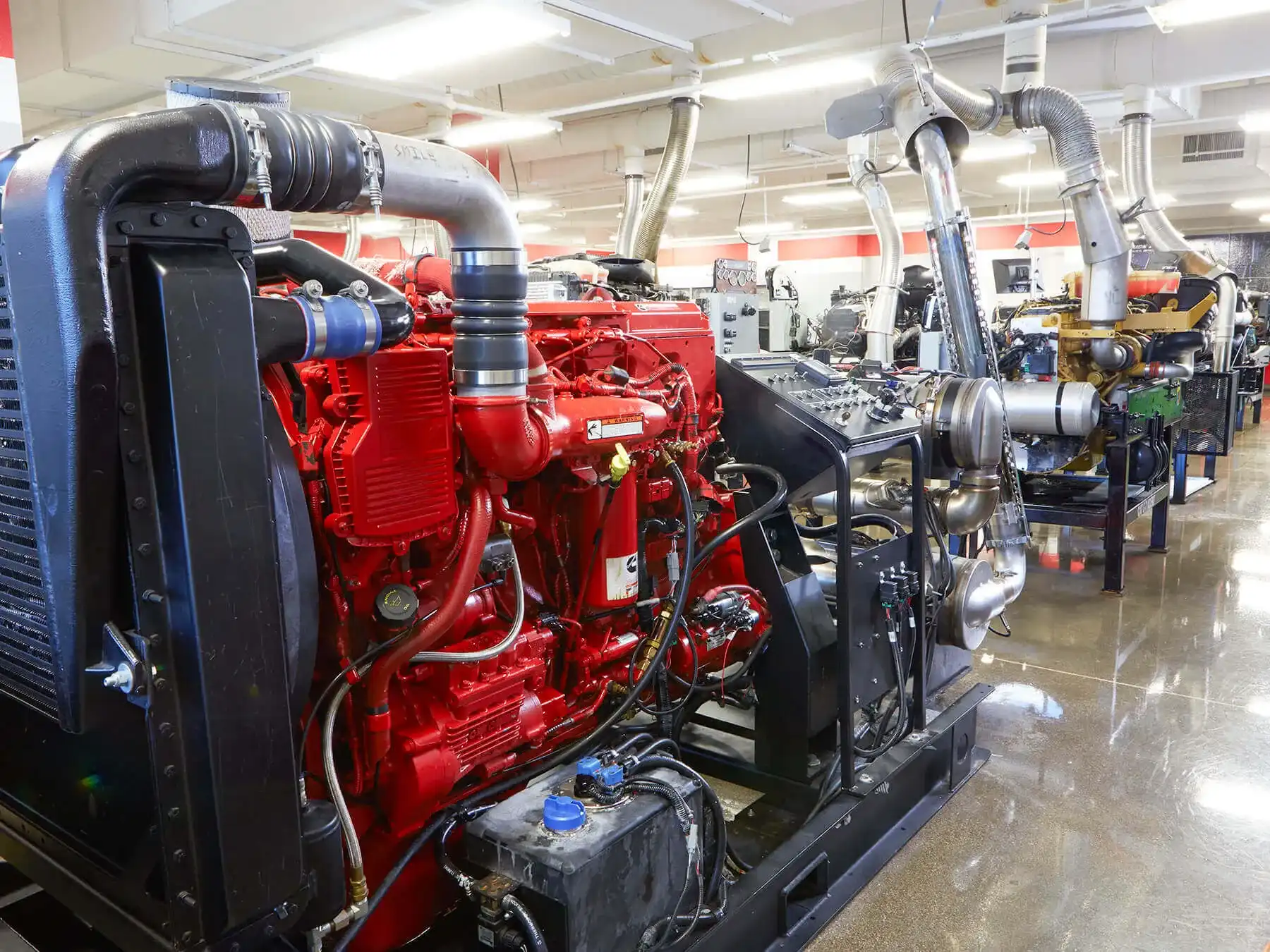 康明斯柴油机实验室中的红康明斯柴油发动机